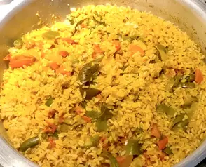 Gesundes Mangold-Kitchari mit braunem Reis, eine nährende Mischung aus Gewürzen, Gemüse und eiweißreichen Körnern.